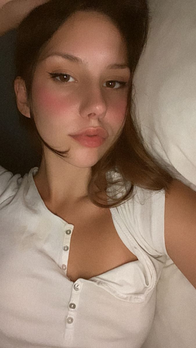 Célibataire féminine souriante cherchant des rencontres casual à Montréal sur Merb App